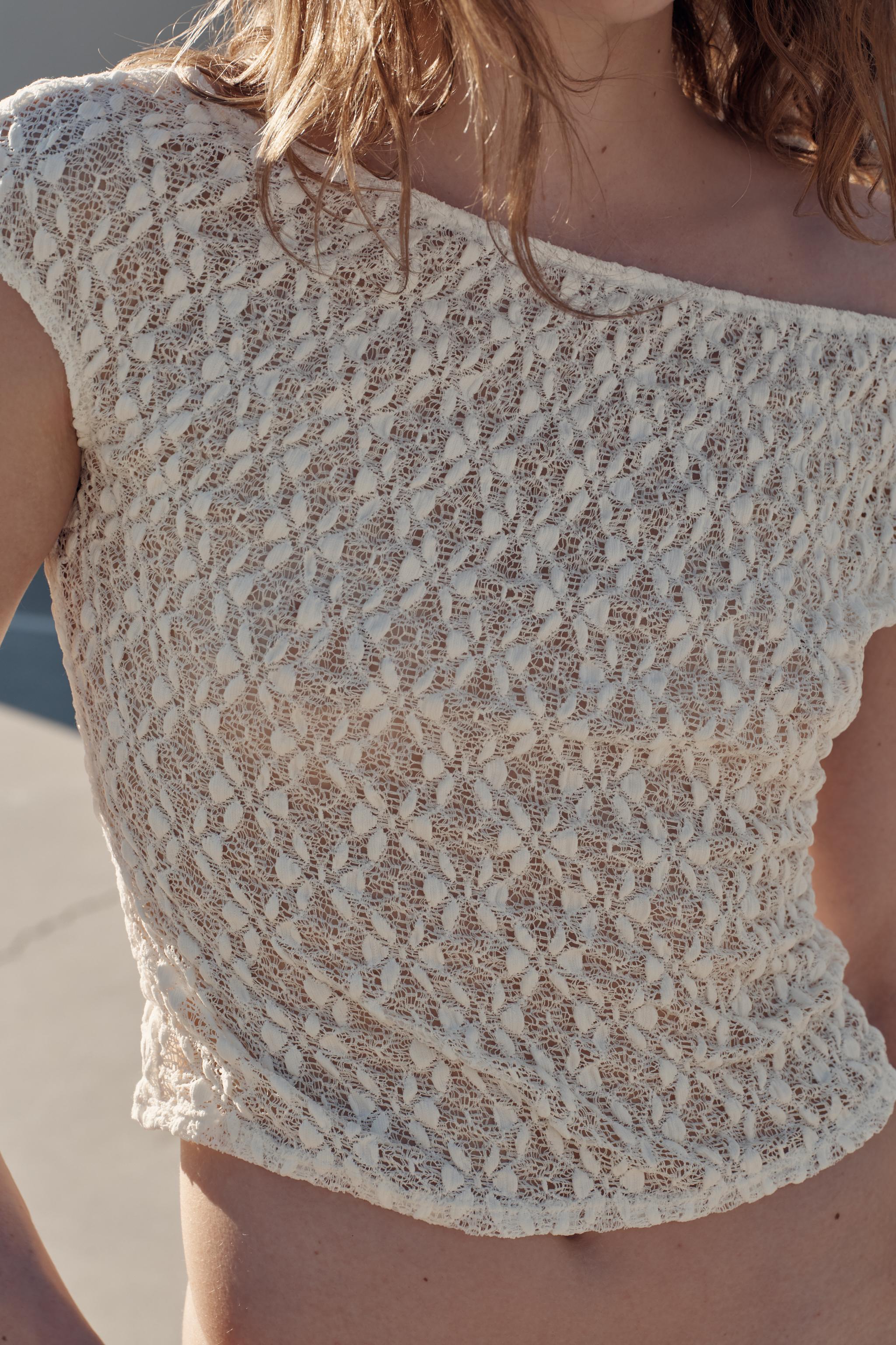 TOP EN DENTELLE À COL BATEAU
